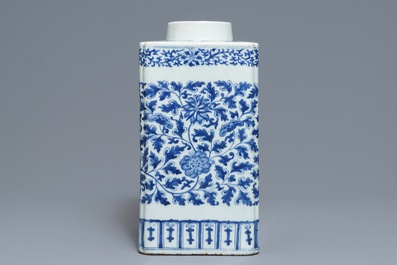 A large Chinese blue and white tea caddy with floral scrolls, 19th C.