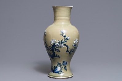 Un vase en porcelaine de Chine bleu, blanc et rouge sur fond c&eacute;ladon, Kangxi