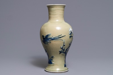 Un vase en porcelaine de Chine bleu, blanc et rouge sur fond c&eacute;ladon, Kangxi