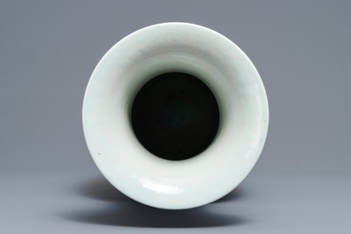 Un vase en porcelaine de Chine bleu et blanc &agrave; d&eacute;cor 'Hehe Er Xian', 19&egrave;me