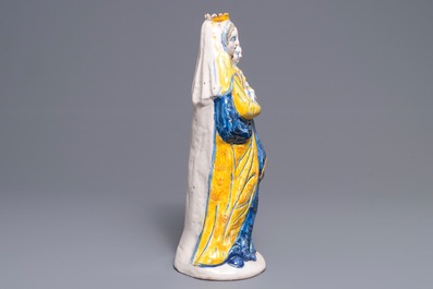 Une grande figure de la Vierge &agrave; l'enfant en fa&iuml;ence de Nevers, France, 17&egrave;me