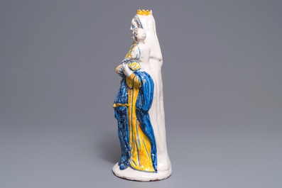 Een grote figuur van Maria met kind in Frans aardewerk, Nevers, 17e eeuw