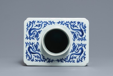 A large Chinese blue and white tea caddy with floral scrolls, 19th C.