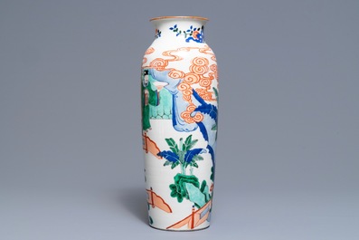 Un vase de forme rouleau en porcelaine de Chine wucai, 19&egrave;me