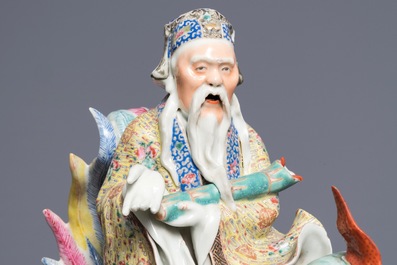 Une paire de grandes figures d'immortels sur ph&eacute;nix en porcelaine de Chine famille rose, 19&egrave;me