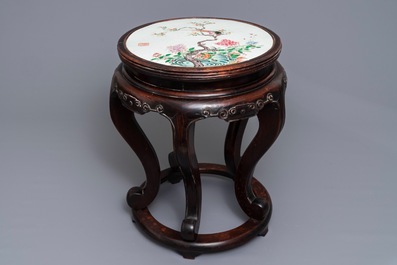 A Chinese famille rose plaque-topped wooden stand, 19/20th C.