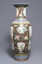 Un grand vase en porcelaine de Chine famille rose, 19&egrave;me