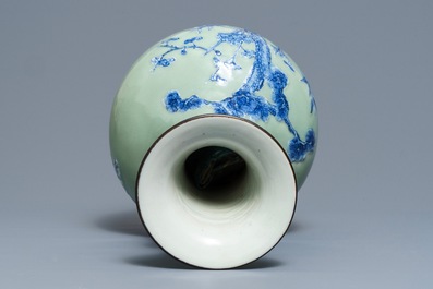 Un vase de forme bouteille en porcelaine de Chine bleu et blanc sur fond c&eacute;ladon, 19&egrave;me