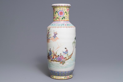 Un vase de forme rouleau en porcelaine de Chine famille rose, R&eacute;publique, 20&egrave;me