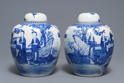 Une paire de pots couverts en porcelaine de Chine bleu et blanc, marque de Kangxi, 19&egrave;me