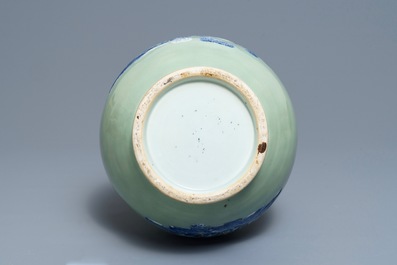 Un vase de forme bouteille en porcelaine de Chine bleu et blanc sur fond c&eacute;ladon, 19&egrave;me