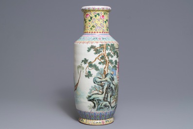 Un vase de forme rouleau en porcelaine de Chine famille rose, R&eacute;publique, 20&egrave;me