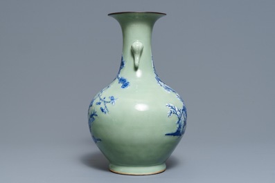 Un vase de forme bouteille en porcelaine de Chine bleu et blanc sur fond c&eacute;ladon, 19&egrave;me