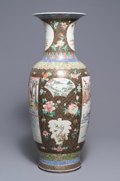 Un grand vase en porcelaine de Chine famille rose, 19&egrave;me