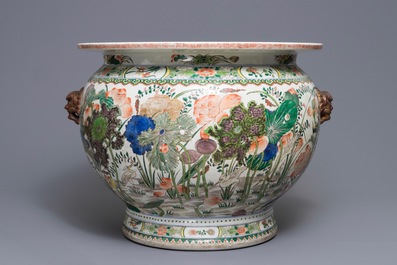 A Chinese famille verte fish bowl with birds among flowers, 19/20th C.