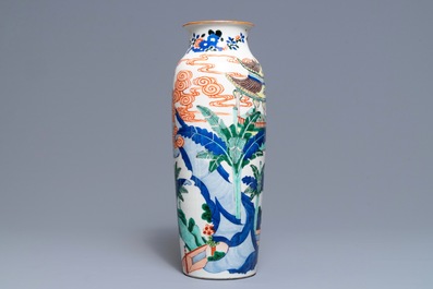 Un vase de forme rouleau en porcelaine de Chine wucai, 19&egrave;me