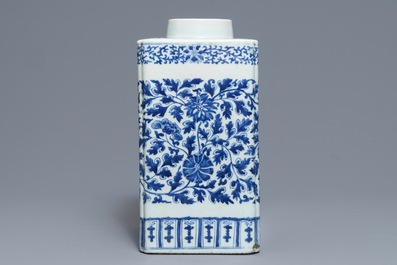 A large Chinese blue and white tea caddy with floral scrolls, 19th C.