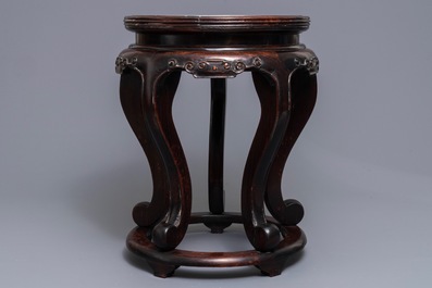 A Chinese famille rose plaque-topped wooden stand, 19/20th C.