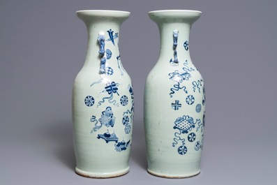 Een paar Chinese blauwwitte vazen met celadon fondkleur, 19/20e eeuw
