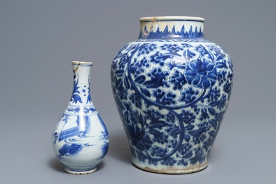 Deux vases en porcelaine de Chine bleu et blanc, &eacute;poque Transition et Kangxi