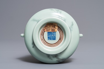 Un br&ucirc;le-parfum en porcelaine de Chine de type faux-marbre, marque de Qianlong, 19/20&egrave;me