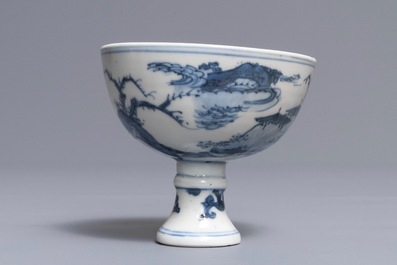 Een Chinese blauwwitte stem cup met landschapsdecor, Wanli merk maar wellicht later