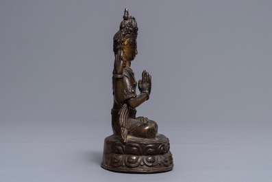 Een Sino-Tibetaanse verguld bronzen figuur van de vierarmige Avalokitesvara, 18e eeuw