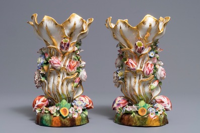 Une paire de vases en porcelaine de Jacob Petit, Paris, 19&egrave;me