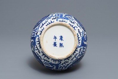 Un vase de forme bouteille en porcelaine de Chine bleu et blanc, marque de Kangxi, 19&egrave;me