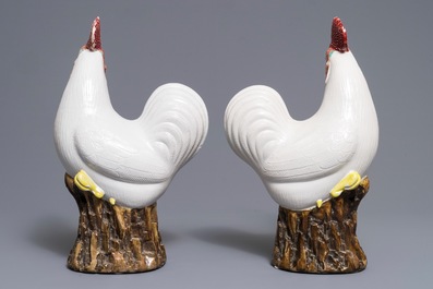 A pair of Chinese export porcelain models of roosters, 19th C.