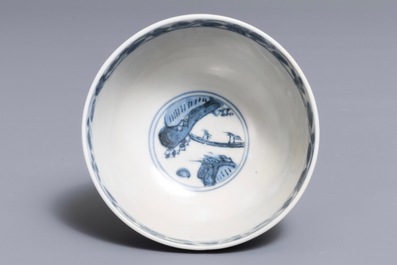 Un bol sur talon en porcelaine de Chine bleu et blanc, marque apocryphe de Wanli