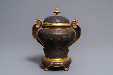 Un vase couvert en bronze partiellement dor&eacute; de style Qajar, France, 19&egrave;me