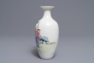 Un vase en porcelaine de Chine famille rose, marque de Hongxian, 20&egrave;me