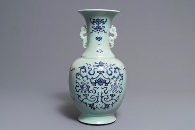 Un vase en porcelaine de Chine bleu et blanc sur fond c&eacute;ladon, marque et &eacute;poque de Qianlong