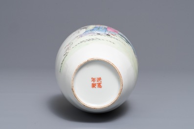 Un vase en porcelaine de Chine famille rose, marque de Hongxian, 20&egrave;me