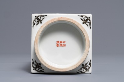 Un vase de forme cong en porcelaine de Chine, 20&egrave;me