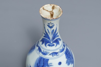 Deux vases en porcelaine de Chine bleu et blanc, &eacute;poque Transition et Kangxi