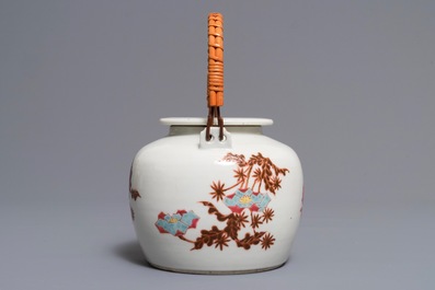 Een Chinese famille rose schotel en een theepot, 19/20e eeuw