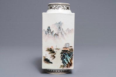 Un vase de forme cong en porcelaine de Chine, 20&egrave;me