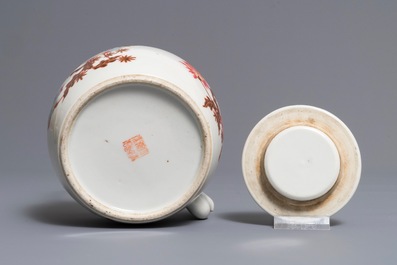 Un plat et une th&eacute;i&egrave;re en porcelaine de Chine famille rose, 19/20&egrave;me