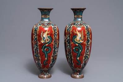 Een paar Japanse cloisonn&eacute; vazen, Meiji, 19e eeuw