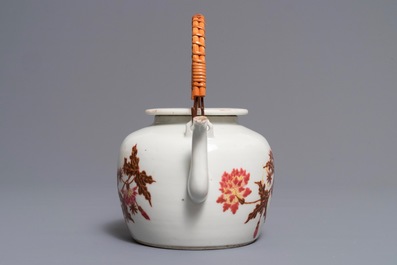 A Chinese famille rose dish and a teapot, 19/20th C.