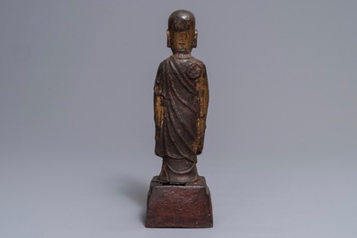 Un grand mod&egrave;le de Mahakasyapa en bronze dor&eacute; et laqu&eacute;, Chine, Ming