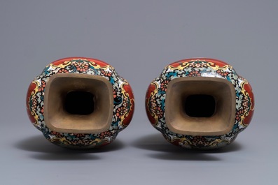 Une paire de vases en &eacute;maux cloisonn&eacute;s, Japon, Meiji, 19&egrave;me