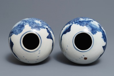 Une paire de vases en porcelaine de Chine bleu et blanc, 19/20&egrave;me