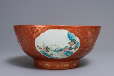 Un grand bol en porcelaine de Chine famille rose &agrave; fond rouge de corail, Jiaqing
