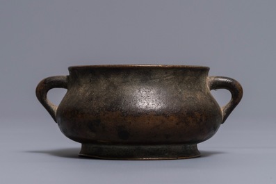 Een Chinese met goud bespatte bronzen wierookbrander, Xuande merk, 18e eeuw