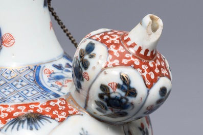Un vase couvert en porcelaine de Chine bleu et blanc et un kendi de style Imari, Kangxi