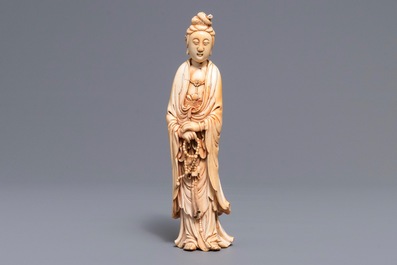 Une figure de Guanyin en ivoire sculpt&eacute;, Chine, 18&egrave;me