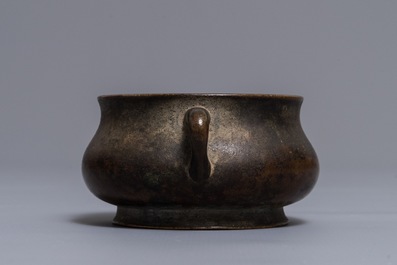 Een Chinese met goud bespatte bronzen wierookbrander, Xuande merk, 18e eeuw